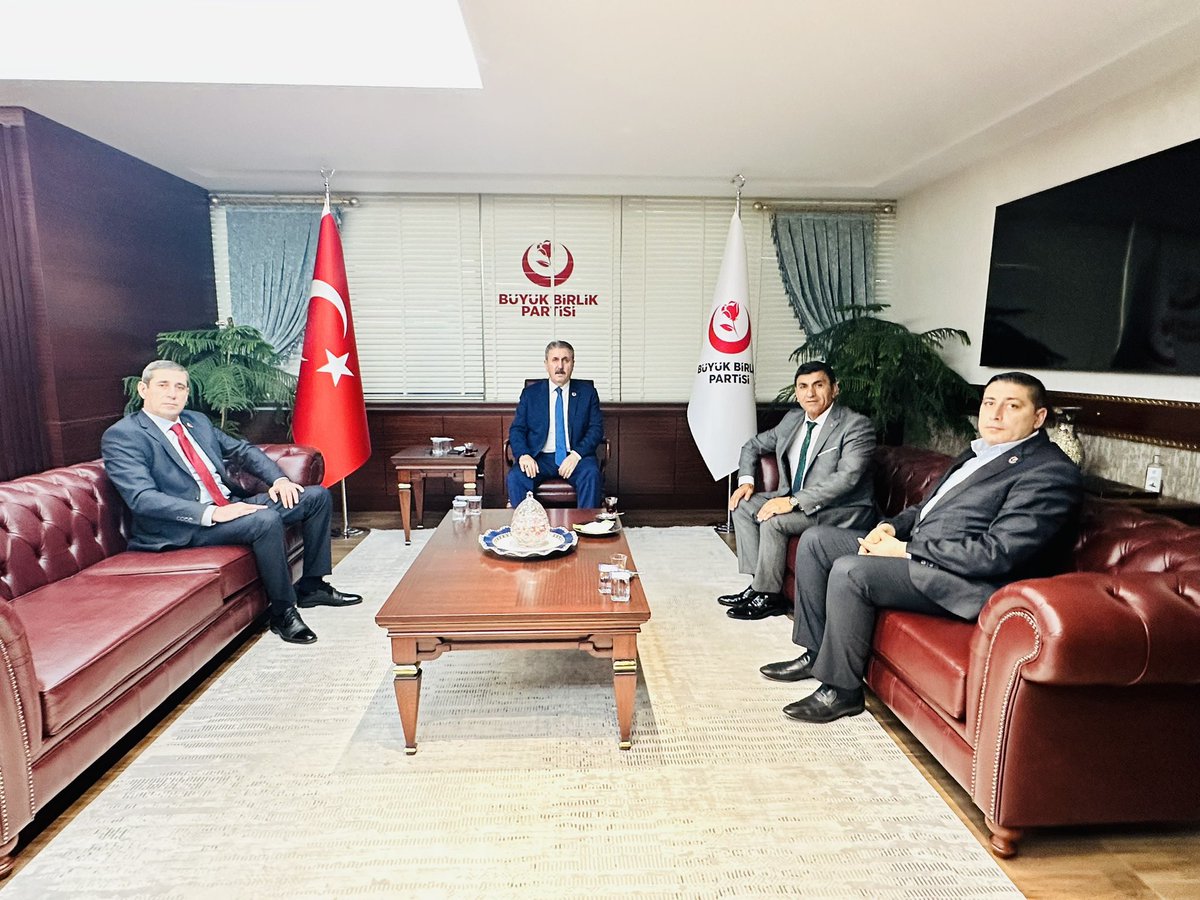 RecepEr_72's tweet photo. 📍Diyarbakır

Diyarbakır il Başkanımız merhum Mehmet Tekbaran’ın vefatı’nın sene-i devriyesinde kabri başında dualarla yad ettik.
Mekanı Cennet, Makamı Âli olsun.

#BirliğinVeKardeşliğinKalesi
#BüyükBirlikPartisi https://t.co/7LilyB75C7