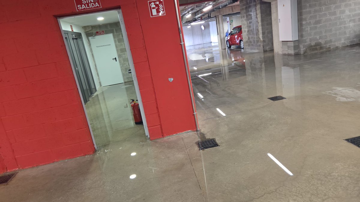 Iblixxx2's tweet photo. #planvive#Ayuso Una vez más con las lluvias 10cm de agua ya llegando a los ascensores#planvivegetafe https://t.co/4BzkiOVGlt