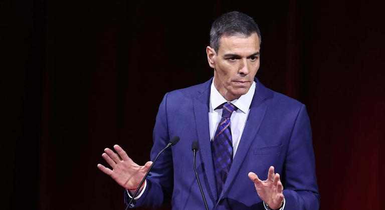 Está dispuesto a hacer cualquier cosa para salvarse él y proteger a los suyos
Eso podría ser hasta normal
Lo que no es tan normal es que todos los españoles y todas las instituciones permanezcamos callados mientras él hace "cualquier cosa para salvarse él y proteger a los suyos"