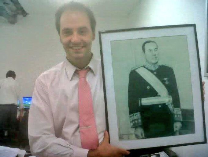 Jakshskshsj esta foto de Manuel Adorni con su CUADRO DE PERON es 100% REAL y es de cuando trabajábamos en la MISMA CONCESIONARIA