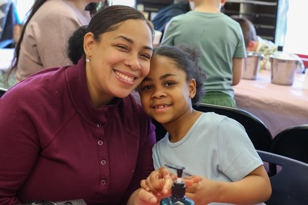 IGPrimaryEI's tweet photo. Students in Mrs. Mosier’s class at Ivan Green had a great time during their mani's with mom event! Families enjoyed nail painting, bracelet making, fun photo booth moments, and sharing snacks together. 💅🍿🙂 https://t.co/piAZVJeLhC