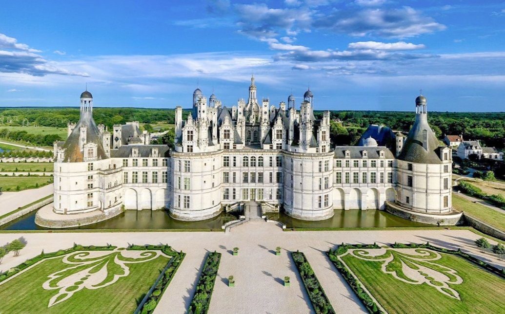 Oxitan30's tweet photo. Une partie du château de Chambord menacerait de s'effondrer.. 😑

Un des joyaux de notre patrimoine.. l'un des châteaux les plus visités au monde..

Dans la France de Macron, tout s'effondre. https://t.co/1j8kKrEFDM