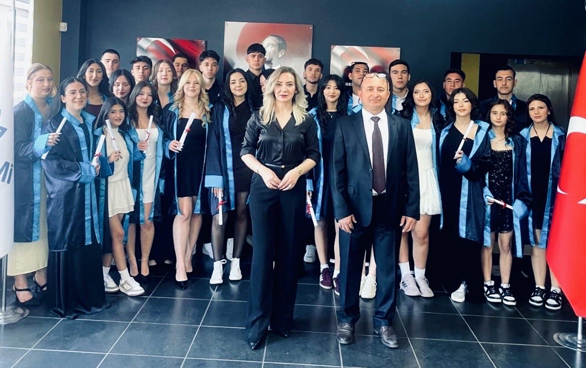 SerikCozum's tweet photo. 2025-2026 Eğitim öğretim yılında mezun olacak öğrencilerimiz, mezuniyet çekimlerini tamamladılar. Mezun olacak tüm öğrencilerimize, yaşamları boyunca başarılar diliyoruz. Yolları açık olsun #çözümakademiserik https://t.co/s67gG0kUtR