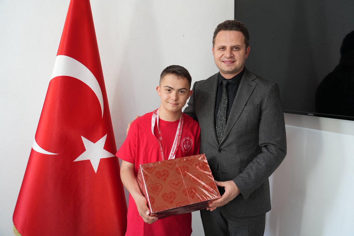 mugla_mem's tweet photo. Millî Eğitim Müdürümüz Emre ÇAY, Şampiyon Öğrencilerimizi Ödüllendirdi🏅

Millî Eğitim Müdürümüz Emre ÇAY, Samsun’da düzenlenen Okul Sporları Özel Sporcular Atletizm Türkiye Şampiyonası’nda derece elde eden öğrencilerimize ödüllerini takdim etti.

Reşadiye Kazım Yılmaz Ortaokulu Özel Eğitim Sınıfı öğrencilerimizden;
🥇 Aziz Can AYDOĞAN, 100 metrede Türkiye birincisi, 200 metrede Türkiye ikincisi olarak büyük bir başarıya imza atarken,
👏 Erhan YORULMAZ da 100 metrede Türkiye 26.’sı, 200 metrede Türkiye 14.’sü ve performansla önemli dereceler elde etti.

Azimleri, kararlılıkları ve mücadele ruhlarıyla hepimize ilham veren öğrencilerimizi yürekten kutluyor; emeği geçen öğretmenlerimize ve ailelerimize teşekkür ediyoruz.

@tcmeb @Yusuf__Tekin @tcmuglavaliligi @idrisakbiyik @emrecay55 @datcailcemem