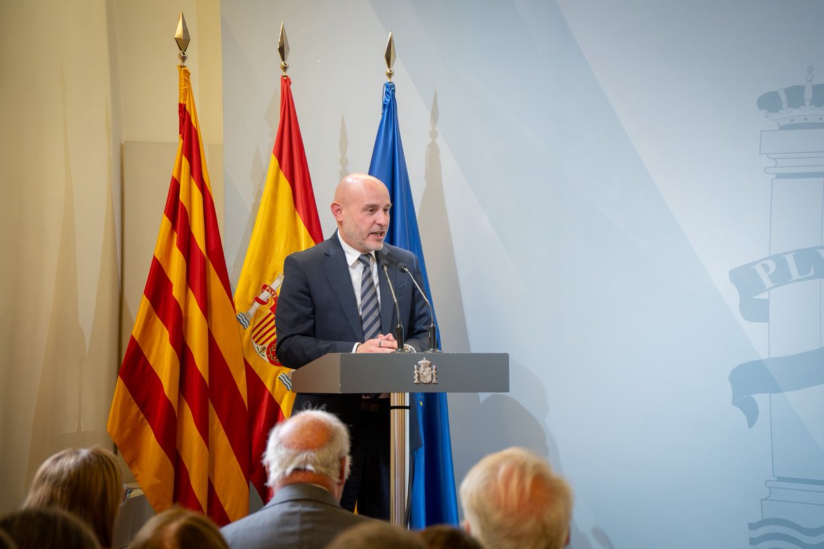 carlosprietogo's tweet photo. Les morts a la carretera són tragèdies evitables.

Avui amb el director general @DGTes Pere Navarro; Secretari General @DeleGobCat Simon Pérez i la Subdelegada @BCNGob Mari Carmen Garcia-Calvillo, lliurem les medalles al mèrit de la Seguretat Vial a aquelles persones que es prenen la mobilitat a les ciutats i a les carreteres interurbanes com a una política pública constant, seriosa i eficaç.

El seu compromís se centra en la prevenció i en la pedagogia que porta a protegir les persones.

Heriberto Muñoz, Manel Ferri i Eugènia Domènech, i a títol pòstum, Ole Thorson, han estat reconeguts en aquestes condecoracions, per dedicar-se a promoure que a cap trajecte es pugui perdre una vida.