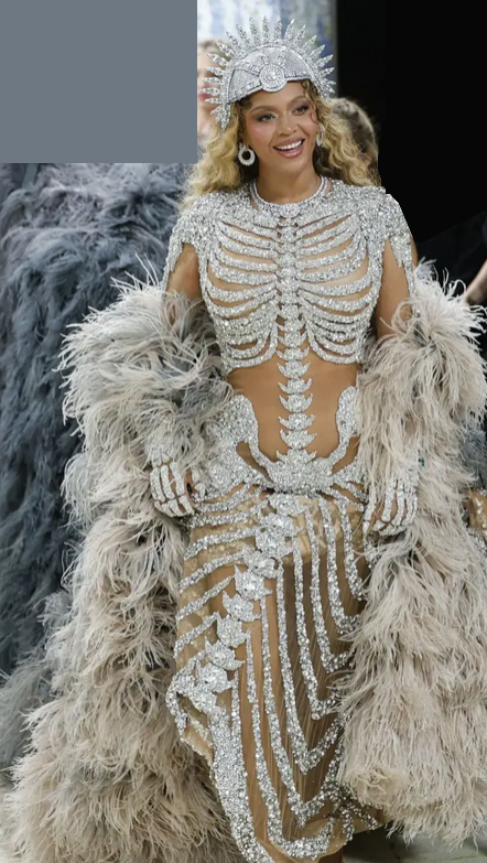 À cette grosse Kahba de Beyoncé🇺🇸   qui vient se pavaner avec sa robe en diamants en forme de torse squelettique pour faire sa propagande dans ses galas et moquer le peuple palestinien🇵🇸 persécuté par Israël et ses dirigeants criminels de guerre qui ont soumis à la famine et à la