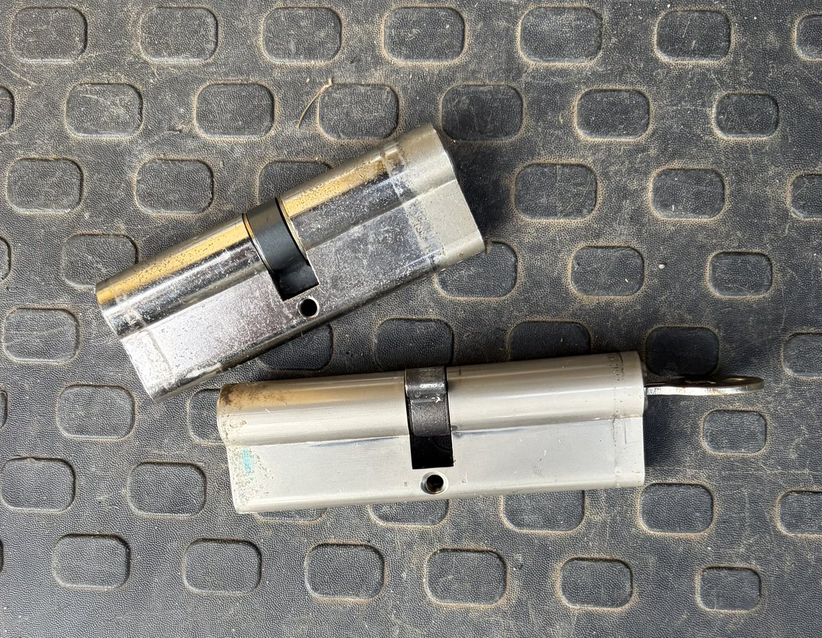 pickalock's tweet photo. Locks changed after years of wear and becoming faulty in the door 🔑

✔ Reliable service
✔ Friendly service
✔ Fair, honest pricing
✔ Realistic arrival times
✔ Independent local service

#carmarthen #carmarthenshire #localbusiness #uPVCdoors #locksmith #ReliableService https://t.co/yzyGoeHRLk