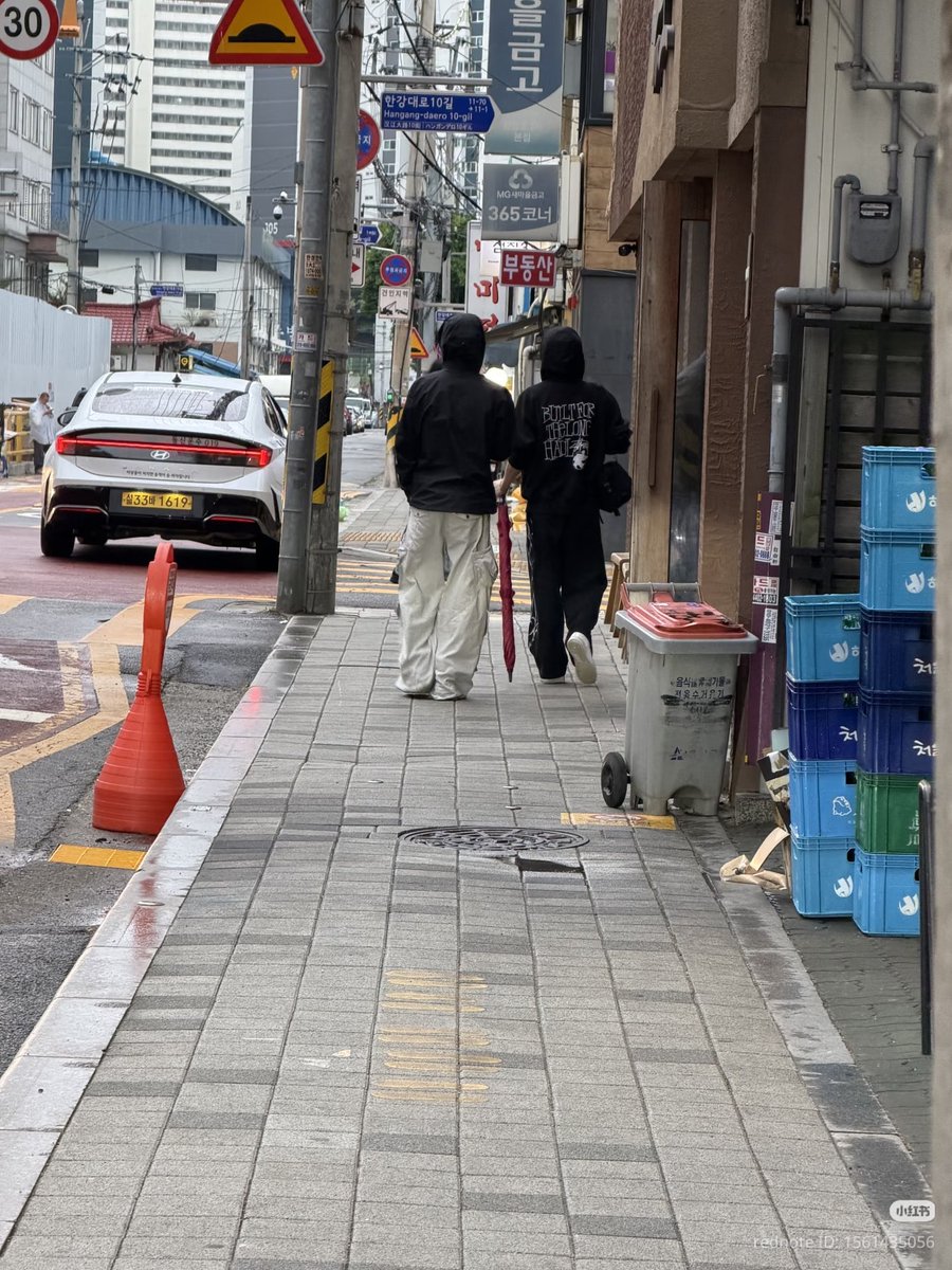 ADORBOYGROUP's tweet photo. Two trainees were spotted today 
#ADORNBG #ADOR_NEW_BOYGROUP https://t.co/VuNpYAWNa4