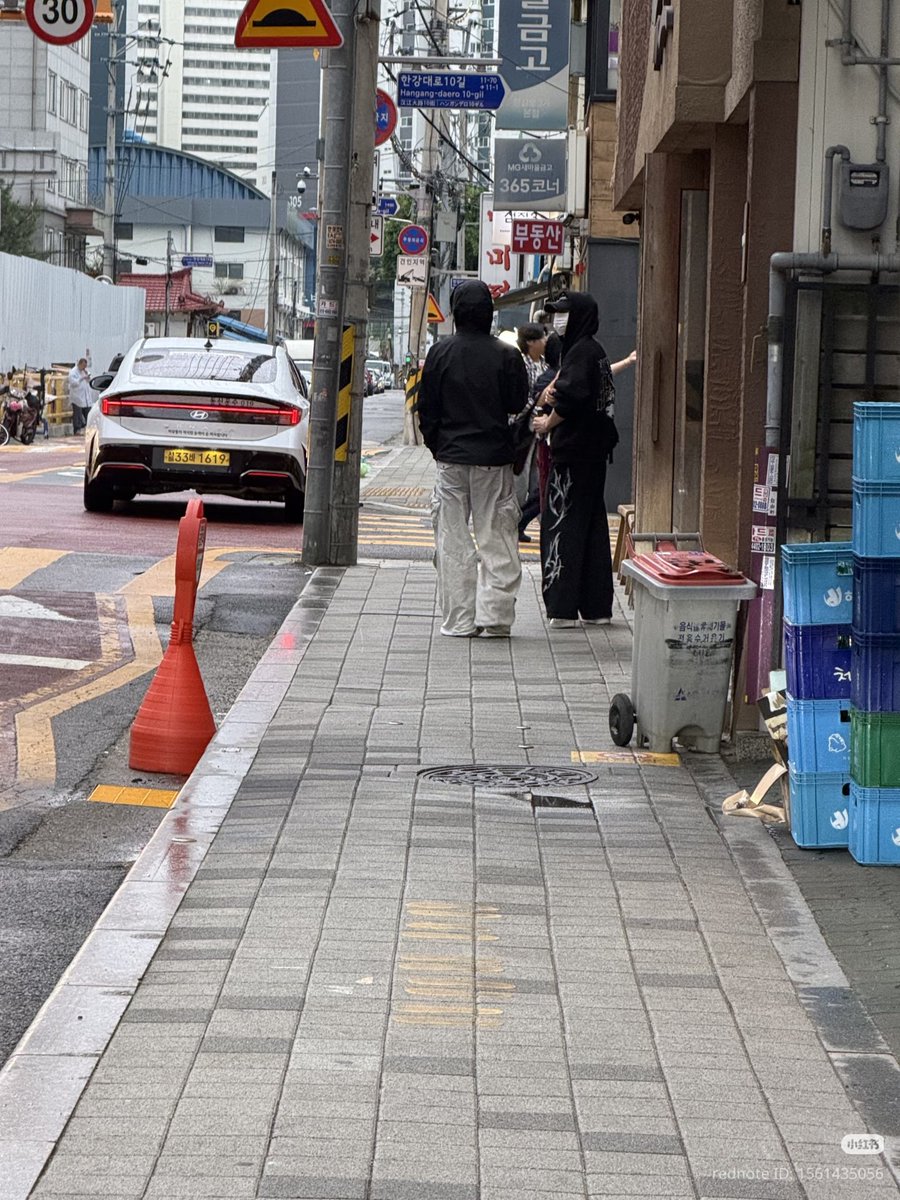 ADORBOYGROUP's tweet photo. Two trainees were spotted today 
#ADORNBG #ADOR_NEW_BOYGROUP https://t.co/VuNpYAWNa4