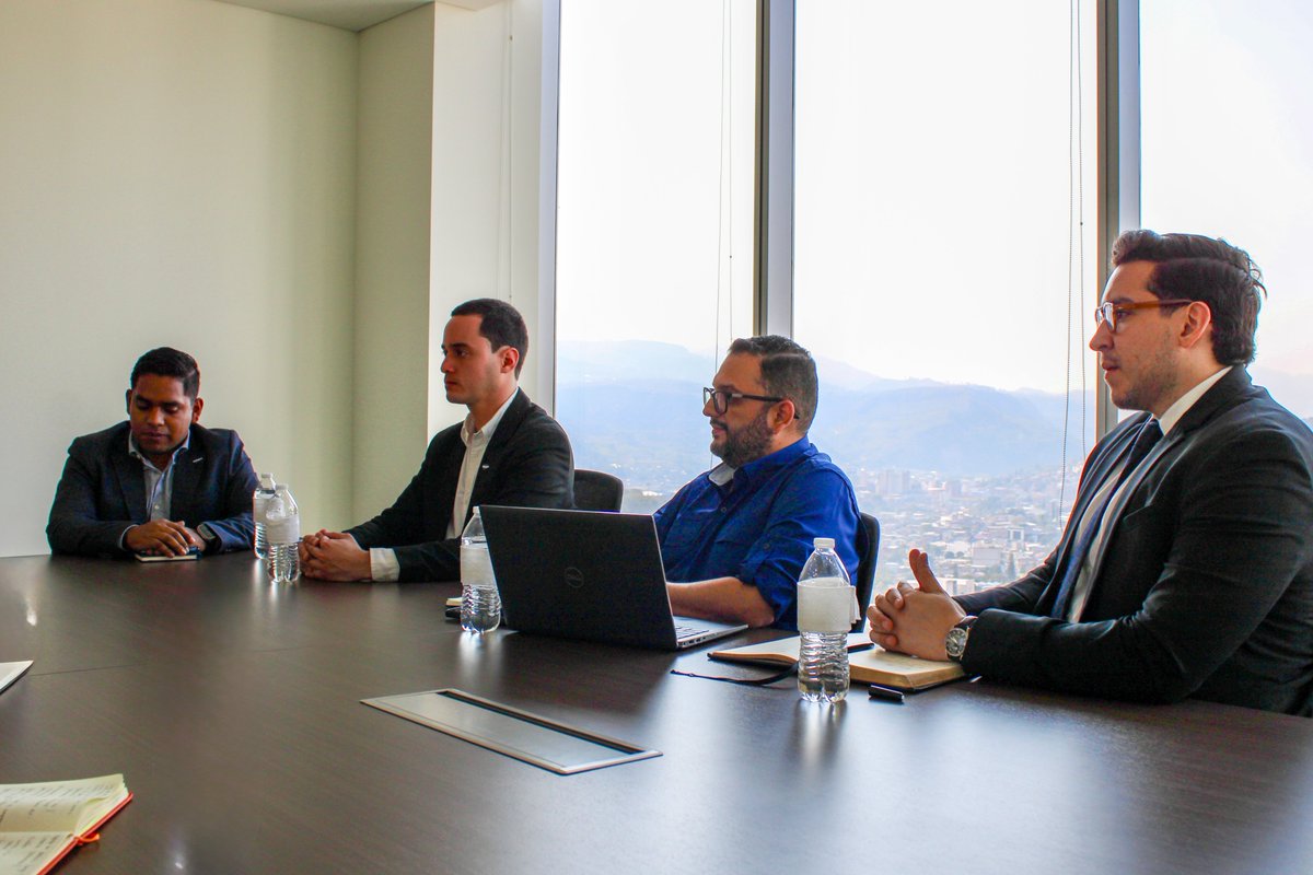 ONUHonduras's tweet photo. El Coordinador Residente @AleAlvarezUN  y el Representante de @UNFPA_Honduras sostuvieron una reunión con el Ministro de INJUVE y su equipo para dialogar sobre la importancia de poner a las juventudes al centro del desarrollo del país. https://t.co/4iUrdLCBXy