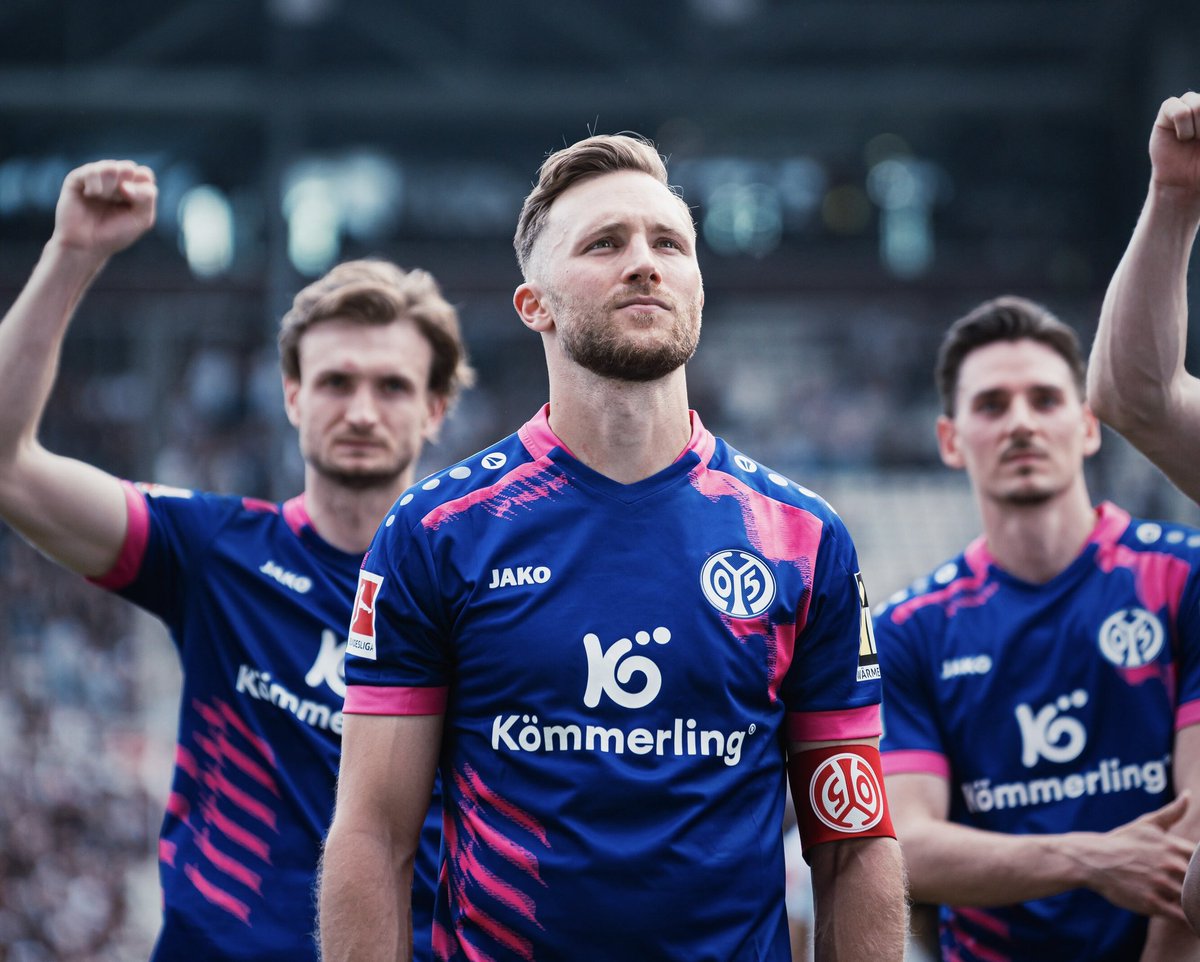 _dennisbayer's tweet photo. #Sky Info: Silvan #Widmer bleibt #Mainzaa. Der Kapitän wird seinen auslaufenden Vertrag um ein weiteres Jahr bis 2027 verlängern. Unterschrift noch diese Woche. Der Schweizer kommt diese Saison auf 39 Einsätze, wichtige Säule unter Urs #Fischer.
@skysportde @berger_pj https://t.co/GtmUDLijsR