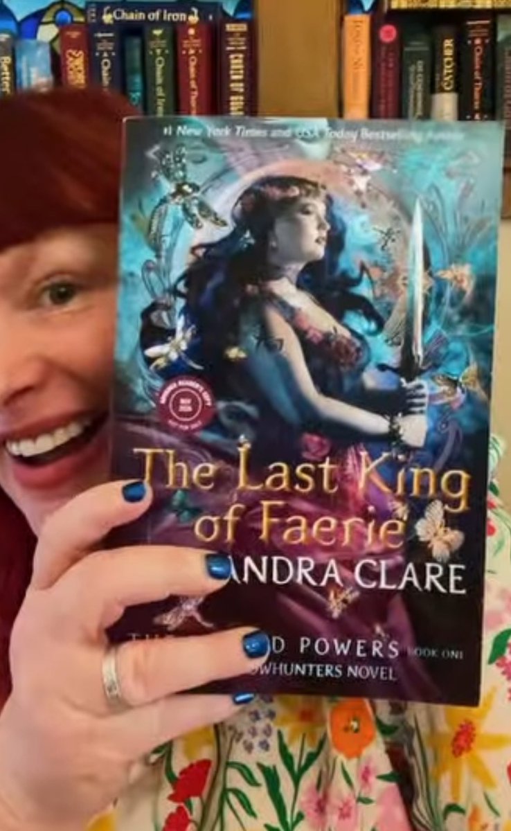 MariaA_Arroyo's tweet photo. Cassandra Clare mostrando el libro que va a acabar con nosotros😭 https://t.co/V54GhwdTUs