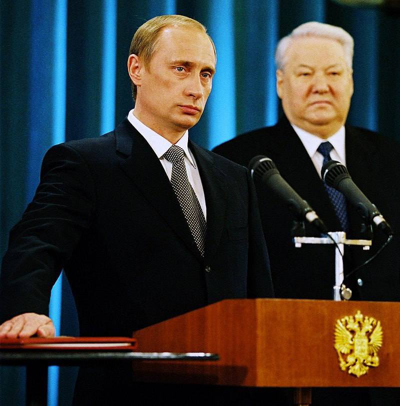 7 мая 2000 года в Большом Кремлёвском дворце состоялась первая инаугурация Владимира Путина.

В президиуме присутствовали ключевые официальные лица: Председатель Конституционного суда России Марат Баглай, бывший президент Борис Ельцин, председатель Совета Федерации Егор Строев,