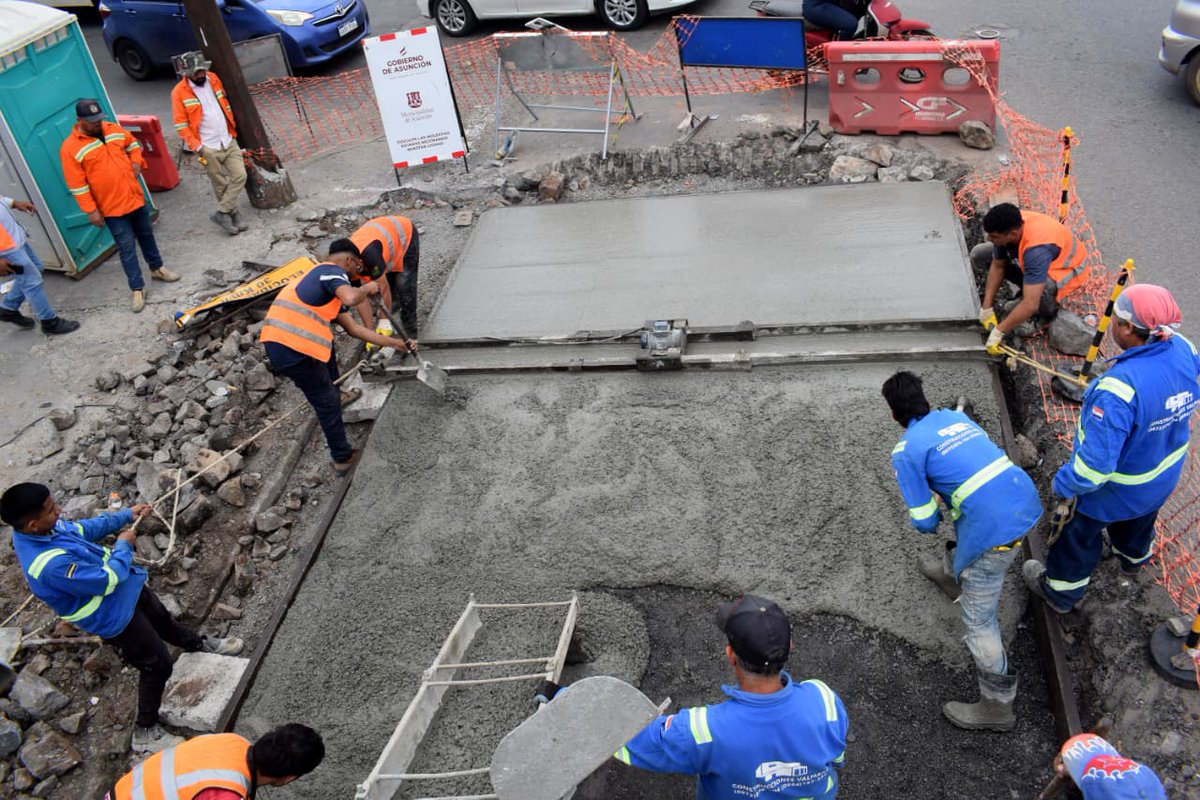 🚧 El Plan Vial Asu 400 Cuadras continúa avanzando sobre la Av. Eusebio Ayala.
Hoy realizamos trabajos de cargamento de hormigón, fundamentales para fortalecer la estructura del pavimento y avanzar hacia una circulación más segura y duradera en esta importante avenida. 🏙️