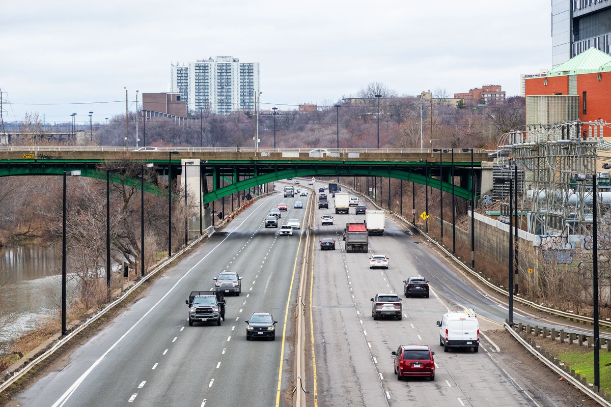 cityoftoronto's tweet photo. #TrafficAlert 
Reminder: from Fri, May 8, at 11 p.m. until 5 a.m. Mon, May 11, the DVP will be closed for maintenance.  

Drivers should plan their route in advance, leave extra time, and take public transit if possible. https://t.co/6kAB0OFaft