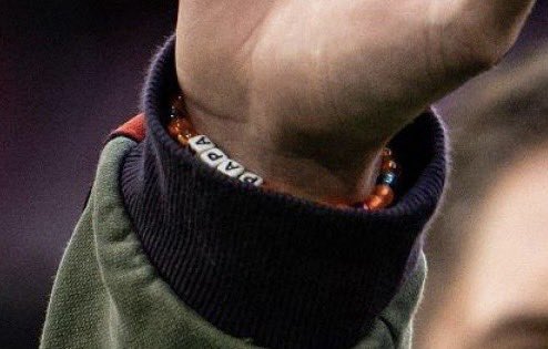 feelthe_light's tweet photo. Joshua Kimmich wearing a friendship bracelet that says “papa” https://t.co/7r6ZF9cNHy