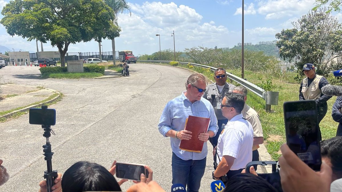 🚨 | Sindicatos entregan un documento a la embajada de EEUU en Caracas:

Piden liberación de presos politicos y elecciones libres.