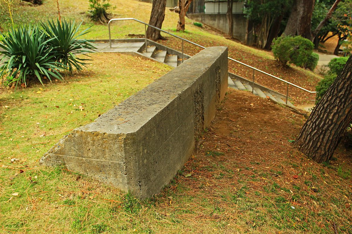 千葉公園、忠霊塔と慰霊碑、喇叭山、架橋訓練用基礎の遺構