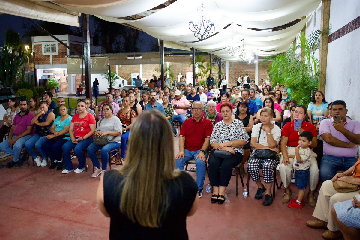 anaroblesgdl's tweet photo. Agradezco la invitación al evento de toma de protesta de los Consejos Sociales, integrados por lideresas y líderes de distintas colonias que representan la voz de cientos de vecinas y vecinos. 🤝✨

Gracias a todas y todos por su vocación de servicio y por asumir este compromiso. https://t.co/rwwAp0HMcN