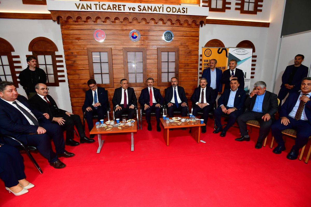 VAN YYÜ tweet media