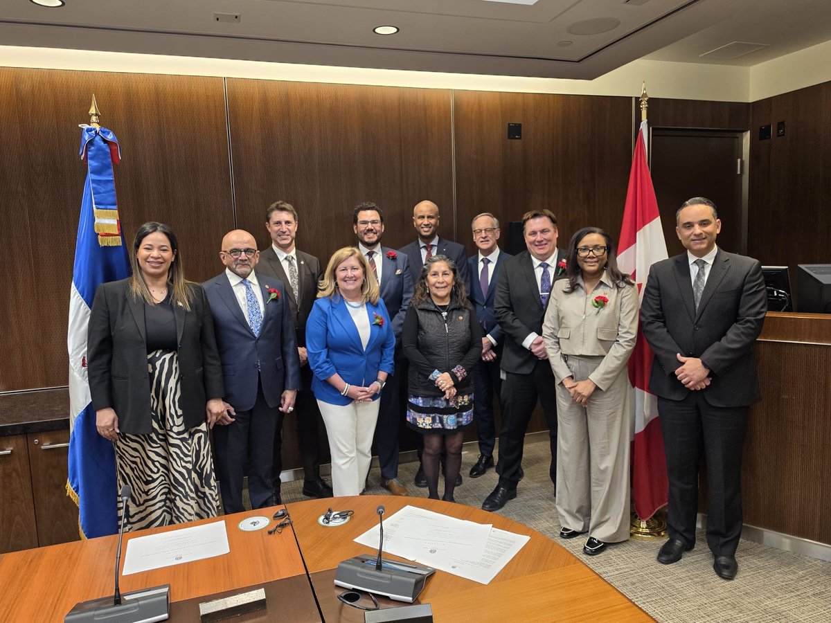 RDenCanada's tweet photo. La Embajada de la República Dominicana en Canadá participó en la primera reunión de formación del Grupo Interparlamentario de Amistad Canadá–República Dominicana, una valiosa iniciativa orientada a fortalecer los vínculos de cooperación y diálogo entre ambos países.

En representación del Embajador José Blanco, los consejeros Bianca Báez Pearson y Roberto Quezada Thormann expresaron un agradecimiento especial a sus co-Presidentes, el MP Will Greaves, la Senadora Krista Ross y el MP Michael Kram, por su liderazgo y compromiso con el fortalecimiento de las relaciones bilaterales entre Canadá y la República Dominicana.

Desde nuestra misión, confiamos en que este Grupo de Amistad Interparlamentario contribuirá significativamente a ampliar los espacios de colaboración, intercambio y entendimiento mutuo entre nuestras naciones.🇩🇴🤝🇨🇦 @MIREXRD @JoseBlanco