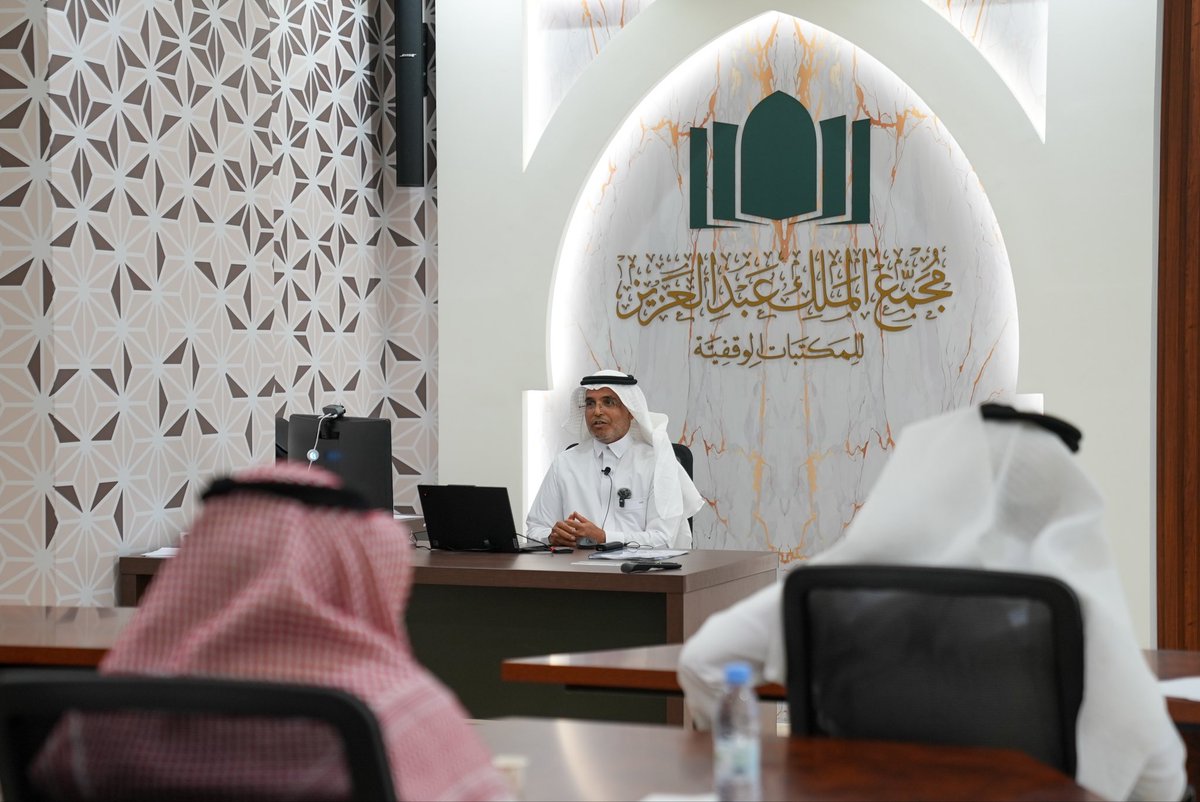 taibahu's tweet photo. #جامعة_طيبة بالتعاون مع
مجمع الملك عبدالعزيز للمكتبات الوقفية
تنظم محاضرة "السماء والأرض وأنا"
قدّمها أ.د. عبدالهادي بن أحمد العوفي
أستاذ علم التنوع الأحيائي والحماية
وبدأت المحاضرة بسؤال العلاقة بين الإنسان والطبيعة
كما تشكّلت في الوعي الإسلامي
حيث كانت السماء والأرض
مصدرًا للمعرفة والمسؤولية
ومدخلًا لفهم العمران وحماية الحياة.
وتتبّع المحاضر
كيف انتقل هذا الوعي من الهدي النبوي
إلى الفقه والأدب والتدوين الموسوعي
عبر نماذج تناولت الماء والنبات والحيوان
وإدارة الموارد المشتركة
ومنع الإضرار بالطبيعة.
كما ربط هذا الامتداد المعرفي
بجهود التوثيق العلمي في المملكة
للغطاء النباتي والحياة الفطرية
بما يعزز الوعي البيئي  
ويعيد قراءة الاستدامة  
من جذورها الشرعية والحضارية والمعرفية،  
ويربطها بمسؤولية الإنسان المعاصر  
في حماية الموارد الطبيعية  
وصون التوازن البيئي  
وتوثيق مكونات الحياة الفطرية  
ضمن رؤية وطنية أوسع للاستدامة.
