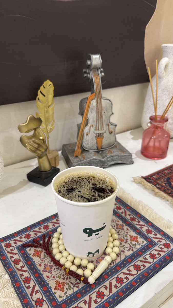 eibdalalih's tweet photo. شارب"  اللي لونها لون سودان القلوب ) 
لو شربها حنيف بالابن الأشقر بدله ،،

' بُنها محموص جاهز يسويها في كوب
من صنعها يدري ؛ إن المزاج يعدله :) 

/ عبدالاله الروقي https://t.co/ieodnIqkVC