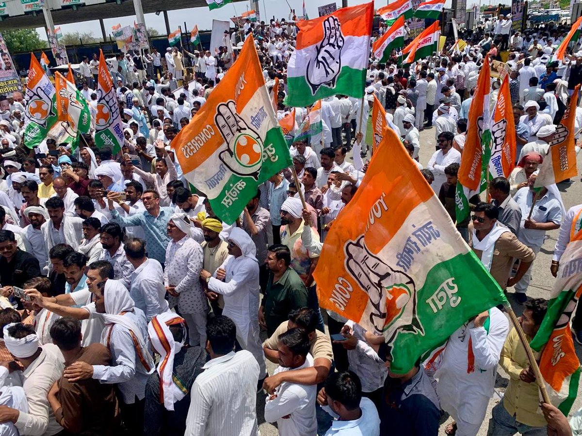 iPriyavratSingh's tweet photo. शाजापुर में किसान सड़कों पर आया,
अन्याय के विरुद्ध बिगुल बजाया।
न झुकेगा, न रुकेगा किसान का स्वाभिमान,
खेत, किसान और सम्मान की यही है पहचान।
हक़ की खातिर अब जन-जन एक स्वर में है तमाम,
अन्याय के खिलाफ़ गूंज उठा किसान चक्का जाम!

1/2 https://t.co/34u8xmcByS