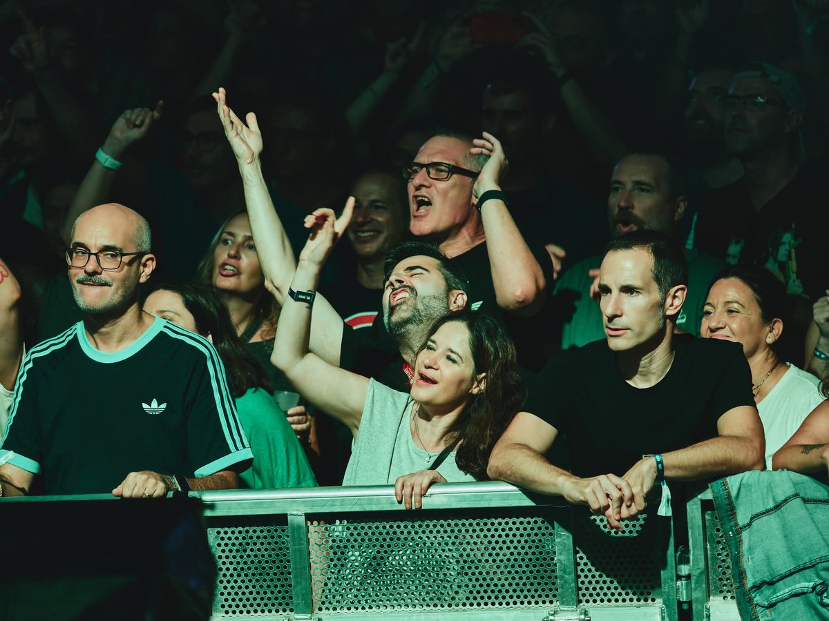 VisorFest's tweet photo. 2018 / 2025

♥️ 7 años entre una foto y otra.
Hemos cambiado de década, pero hay algo que sigue intacto: vuestra manera de vivir Visor.

✨ Gracias por entender la música en directo como nosotros. 

Nos vemos este septiembre en La Marina 🖤 https://t.co/JrJtpuKWAG
