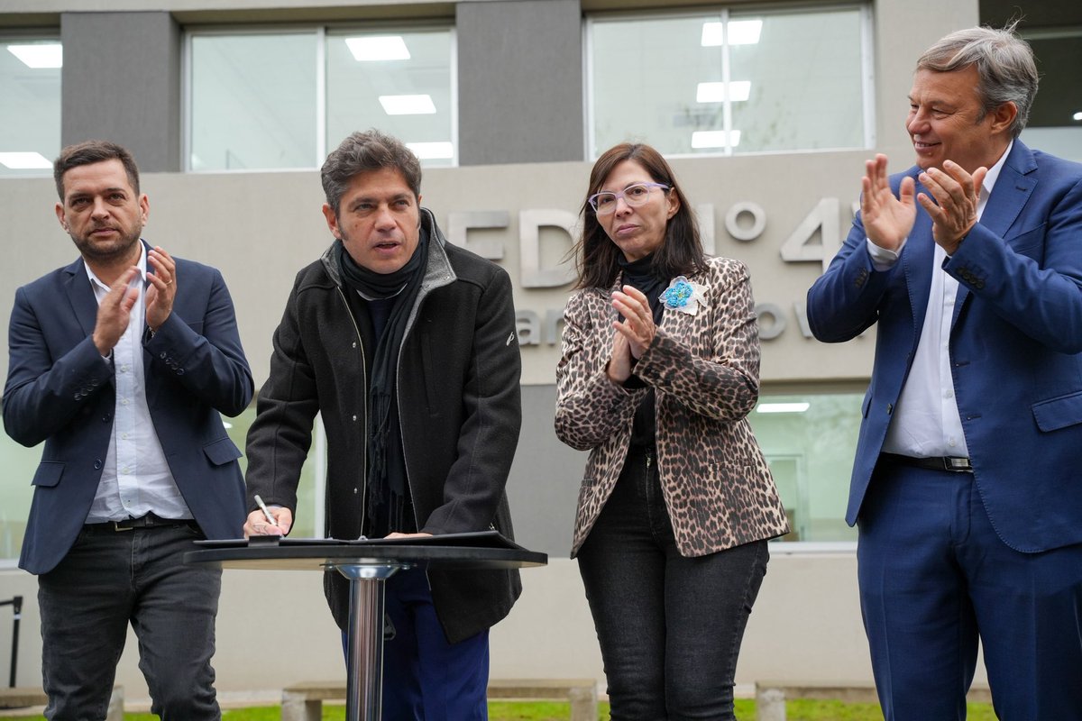 sbatakis's tweet photo. Junto al gobernador @Kicillofok firmamos un convenio para finalizar viviendas que el Gobierno nacional decidió abandonar, porque donde ellos ajustan, nosotros elegimos esforzarnos para seguir garantizando el derecho a un hogar digno para las familias bonaerenses. https://t.co/PNToLoMJwY