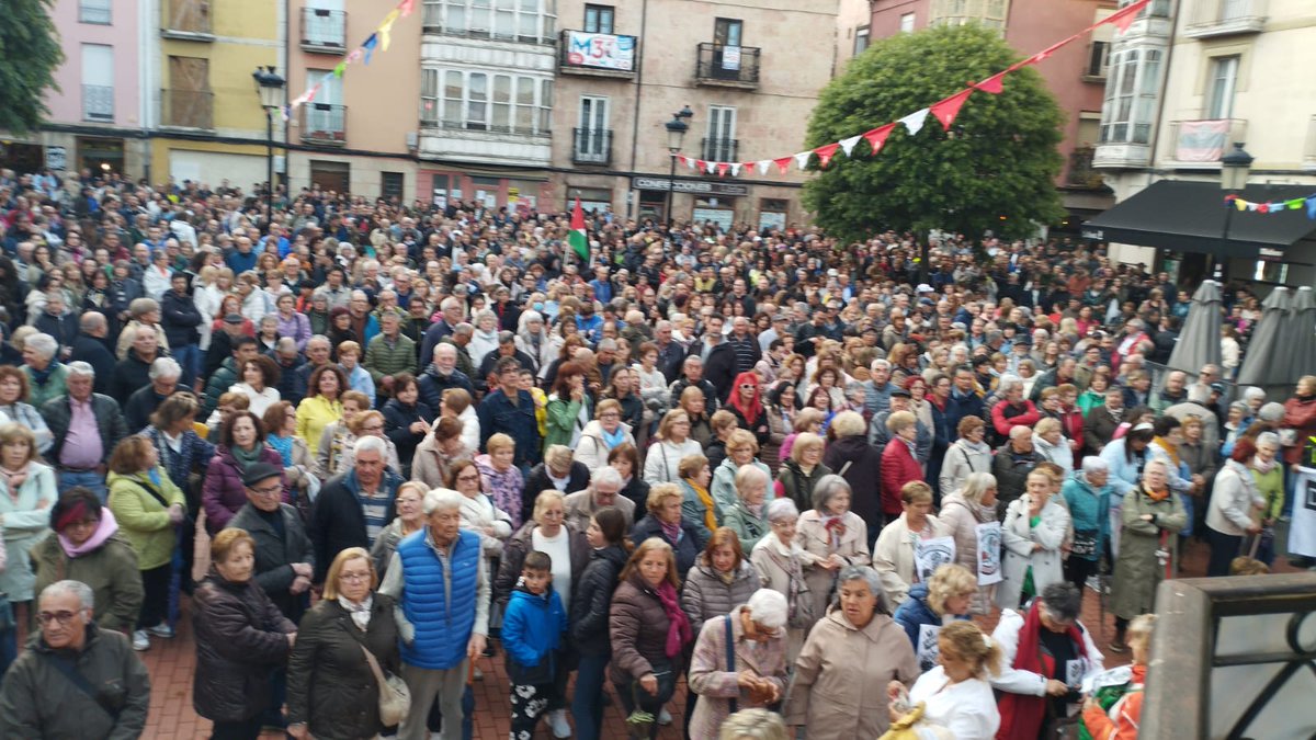cope_miranda's tweet photo. Más de 5.000 personas secundan la manifestación convocada esta tarde en Miranda por el Observatorio de la Sanidad para exigir soluciones urgentes a los problemas que arrastra el Hospital de Santiago Apóstol, acuciado por la falta de profesionales y las largas listas de espera. https://t.co/YPtjIP1OPQ