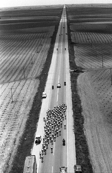 Vista del pelotón durante la decimoquinta etapa de la Vuelta  ciclista a España 1986 disputada entre Aranjuez y Albacete de 207 km. #EFEfototeca