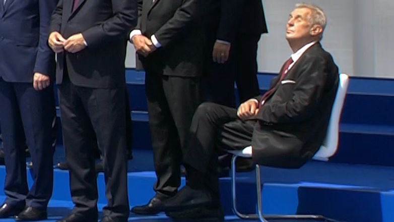 Tohle je Miloš Zeman na summitu NATO, když vládlo hnutí ANO. 

Nikdo z nich tehdy na tu ostudu neřekl ani slovo a teď vyskakují na válečného hrdinu, respektovaného prezidenta a bývalého vysokého představitele NATO. Ubohé 👎