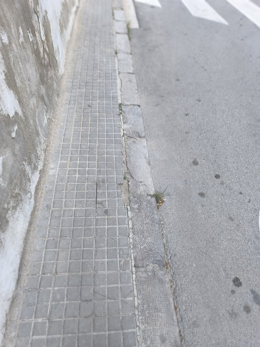 JacintTomas's tweet photo. @VilafrancaAj  després de un mes amb el punyetero cartell així està la cosa  .
Espero no caure per que el estat de la vorera tampoc és el adequat , si  un cau es veurà obligat a demandar ajuntament per la part que toca de no imposar la llei i constructora. Per no cumplir-la https://t.co/gckbTR1BMJ