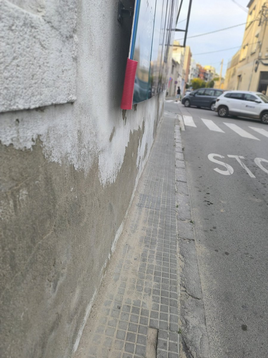 JacintTomas's tweet photo. @VilafrancaAj  després de un mes amb el punyetero cartell així està la cosa  .
Espero no caure per que el estat de la vorera tampoc és el adequat , si  un cau es veurà obligat a demandar ajuntament per la part que toca de no imposar la llei i constructora. Per no cumplir-la https://t.co/gckbTR1BMJ