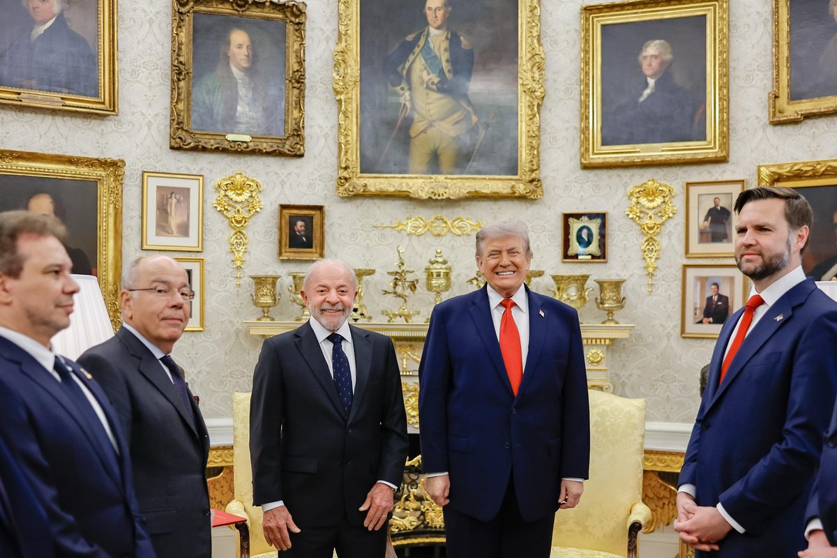 eixopolitico's tweet image. 🇺🇸🇧🇷 Novas imagens da reunião entre Donald Trump e Lula na Casa Branca.

📸 Ricardo Stuckert/PR