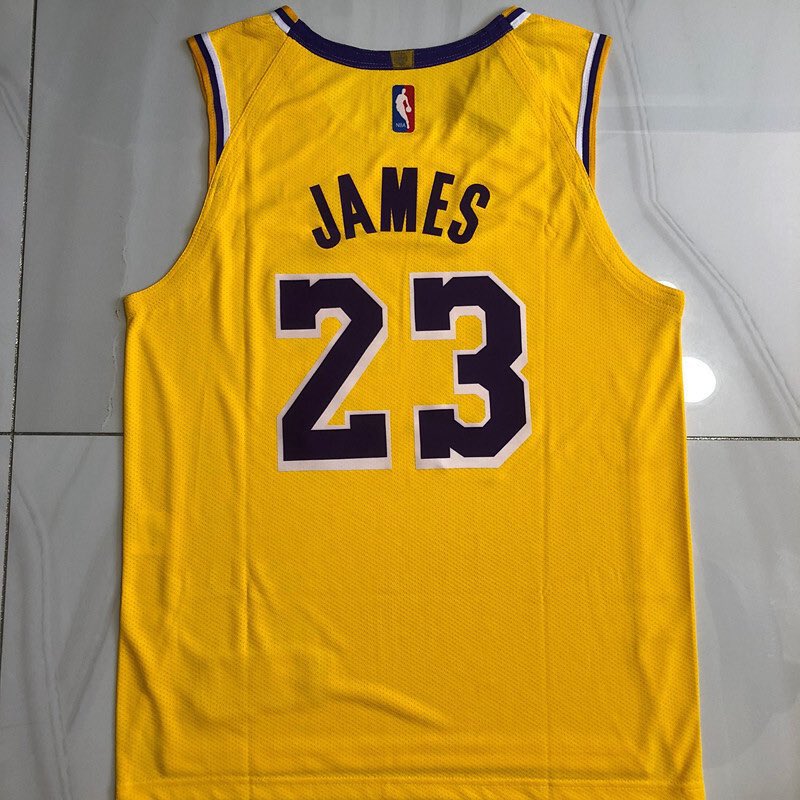 Si Los Ángeles Lakers empatan esta noche la serie frente a OKC Thunder, vamos a sortear la camiseta de LeBron James entre todos los que deis RT y nos sigais a mí y a <a href="/NBAFutQuality2/">NBA</a> 

Para participar menciona a un amigo en los comentarios (cuantos más dejes más posibilidades