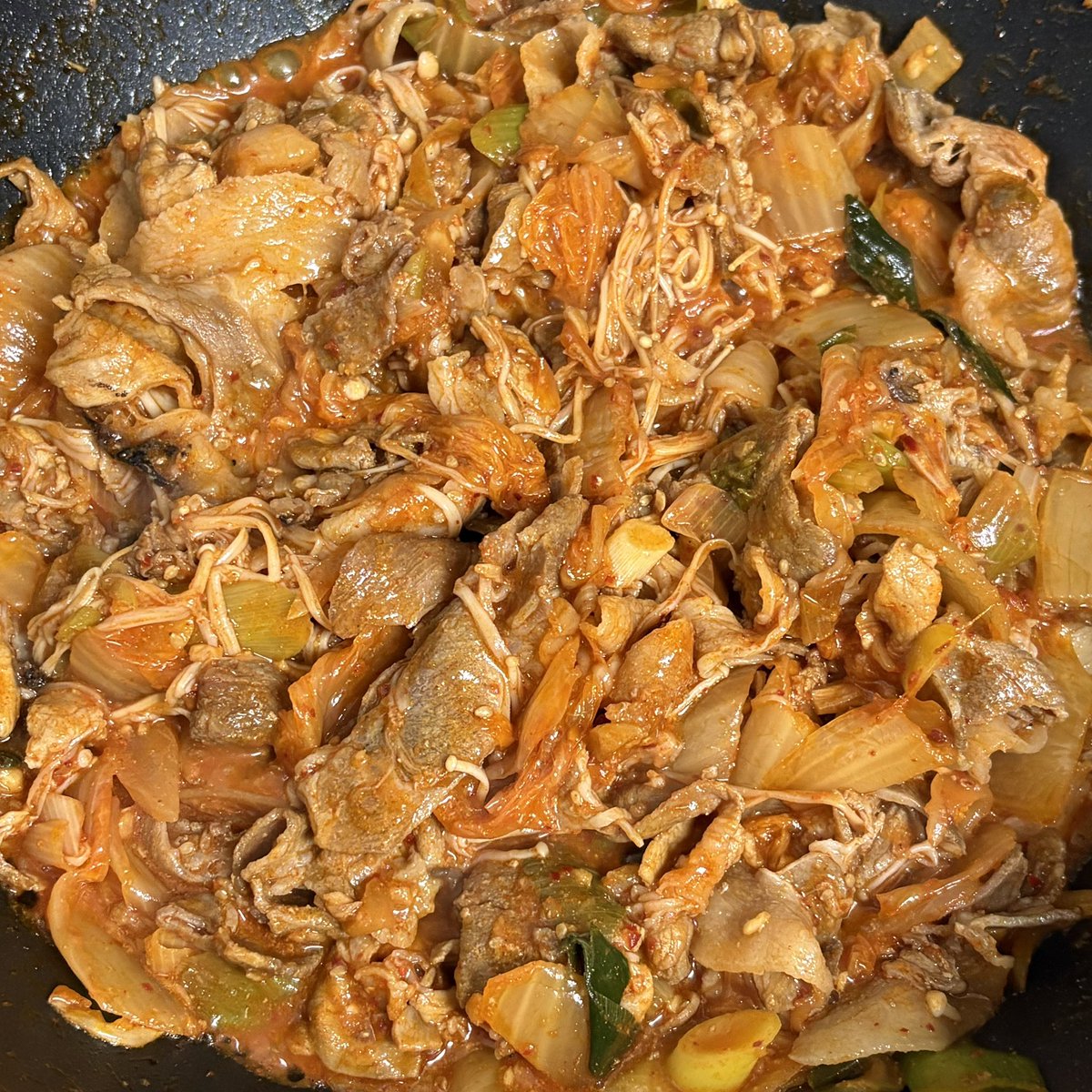 zldghen's tweet photo. #호두밥 

얘드라 김치제육? 김치두루치기? 
암튼 김치랑 고기랑 넣고 볶았는디 양이 많다
다덜 햇반 하나씩 사서 오쉴? https://t.co/3NJ1KQJCYc