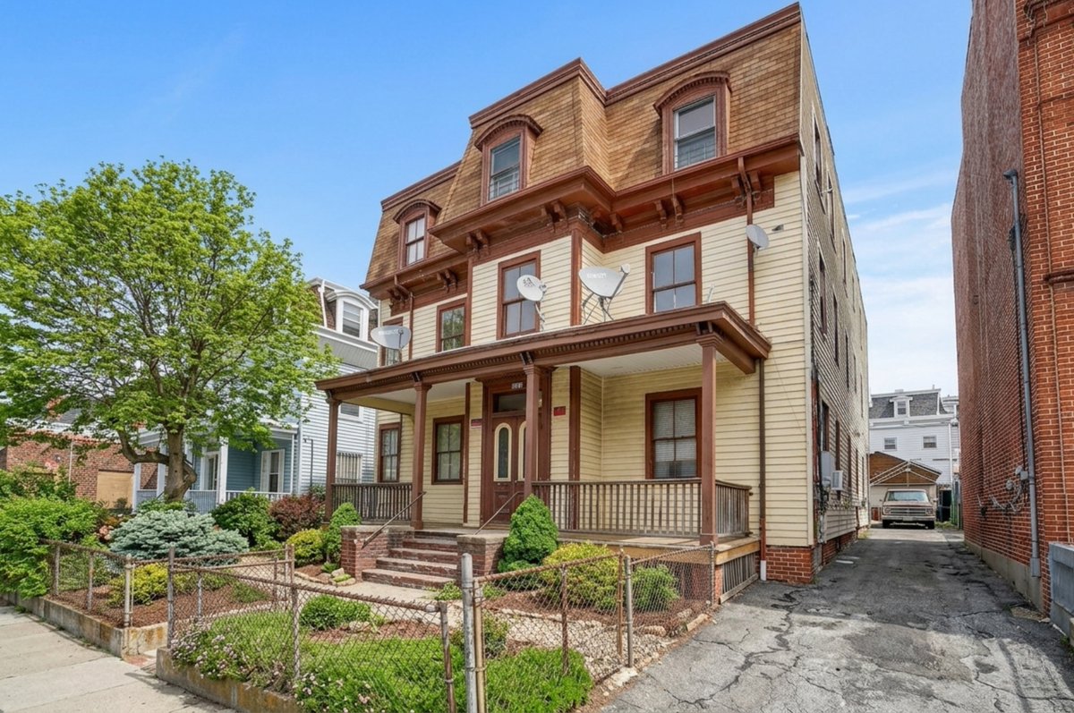 TonyMurphyHomes's tweet photo. 🚨 $50,000 PRICE DROP! 🚨

Snag this 6-family gem in #Yonkers for a steal. 

💰 $126K Annual Income 
📉 $36K Expenses 
🚉 <0.5 miles to Metro-North (Ludlow) 
🚗 Double garage + parking

Turnkey &amp; ready to cash flow.

https://t.co/CrfPKyO5Qz or call 914.471.0992!

#RealEstate https://t.co/A2fvODOiko