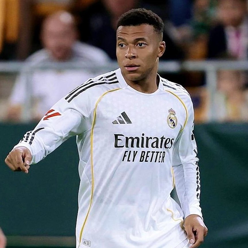 🗣️ Emmanuel Macron, President of France: “Ronaldo or Messi? MBAPPÉ.”