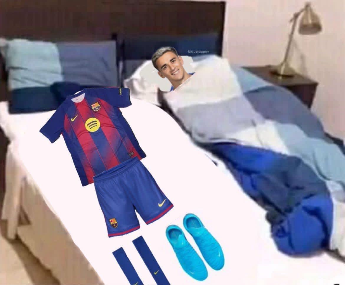 CuleChrist's tweet photo. Gavi el sabado por la noche listo para el Clásico y ver como se pegan en directo. https://t.co/p6YglbTCjA