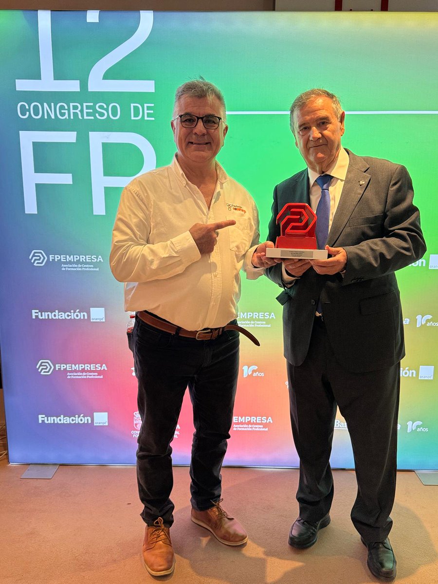 Comforp's tweet photo. 🏆 ¡Enhorabuena a José Rubio! El patrono de honor de @comforp recibe el premio de @FPEmpresa por su trayectoria.

Principal impulsor de las #SpainSkills en España y referente de la #FP a nivel internacional. Un reconocimiento justo a una vida dedicada al talento técnico. 👏🎓 https://t.co/631i5xVpn3