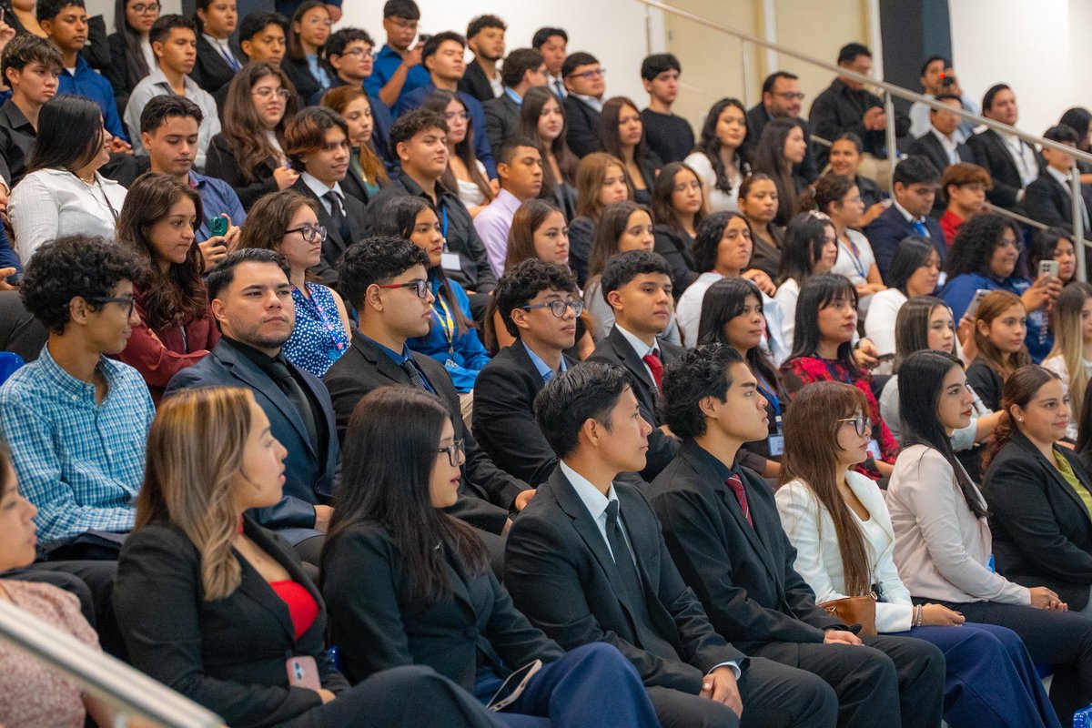 ECastroES's tweet photo. Fue un gusto recibir, en la @AsambleaSV, a los estudiantes y docentes de la Universidad Evangélica, de San Salvador, y de la Universidad Gerardo Barrios, de San Miguel.

Me alegra ver a tantos jóvenes comprometidos con el desarrollo de El Salvador. 🇸🇻 

¡Sigamos adelante! https://t.co/YKn4SfQWSt