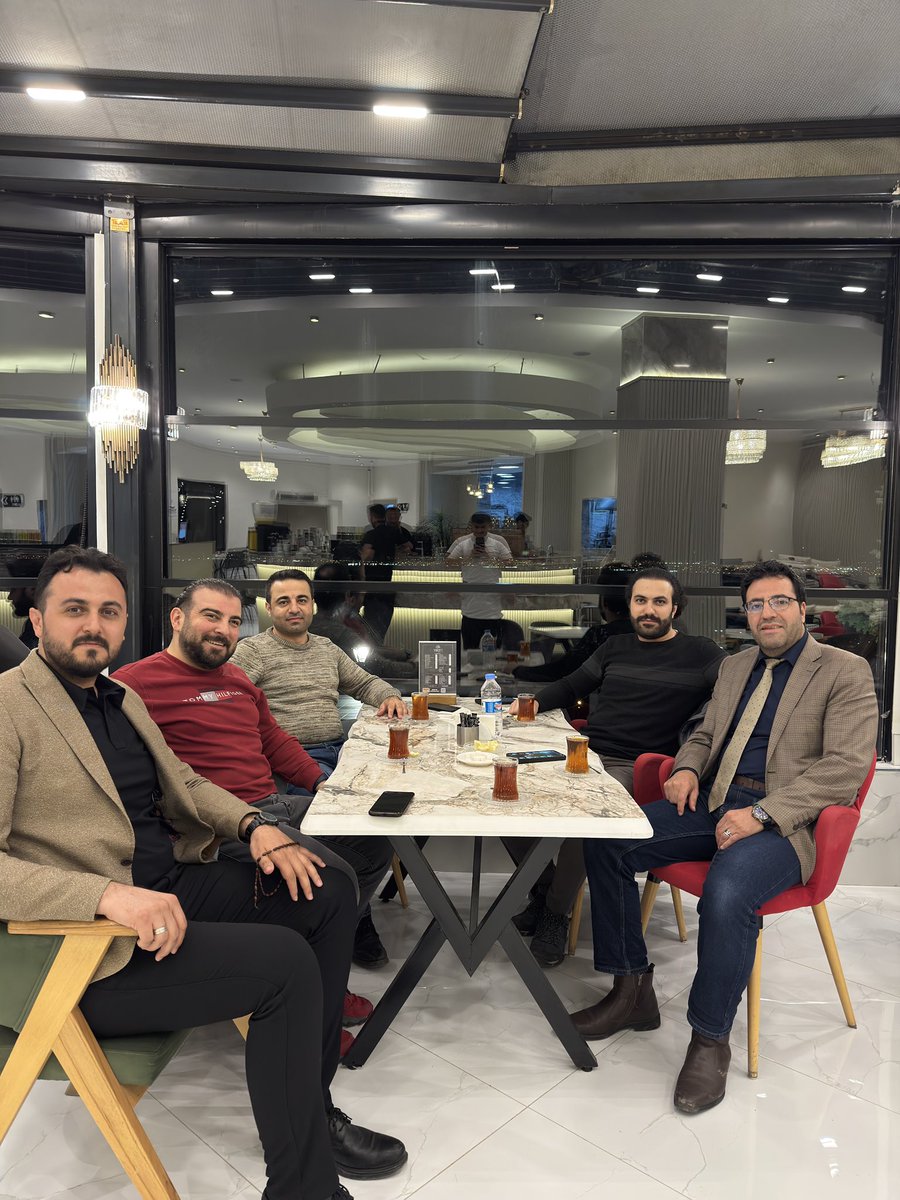 frkn_gvn's tweet photo. Sempozyum vesilesiyle bir araya geldiğimiz Van'da Münir abimle Ordu'daki araştırma görevlisi zamanlarımızı, Yakup kardeşimle Erzurum'daki lisans öğrenciliği yıllarımızı yâd ettiğimiz, kıymetli insanlarla güzel bir akşam 😎 https://t.co/UHJoPdNKzr
