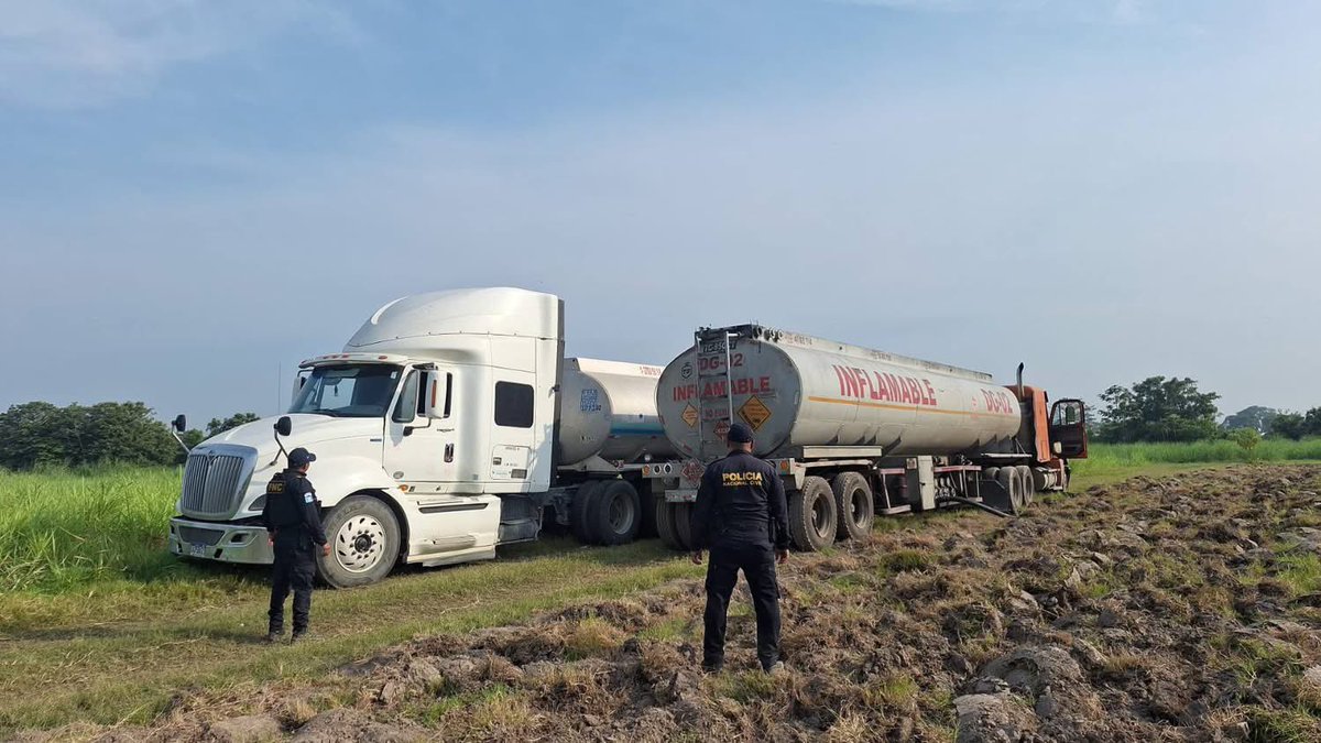 PNC recupera cisterna con 3,600 litros de combustible robada en ruta a San José

La rápida reacción de agentes de la Policia Nacional Civil PNC de la comisaría 31 permitió la inmediata recuperación de una cisterna cargada con combustible que había sido robada en el kilómetro 97