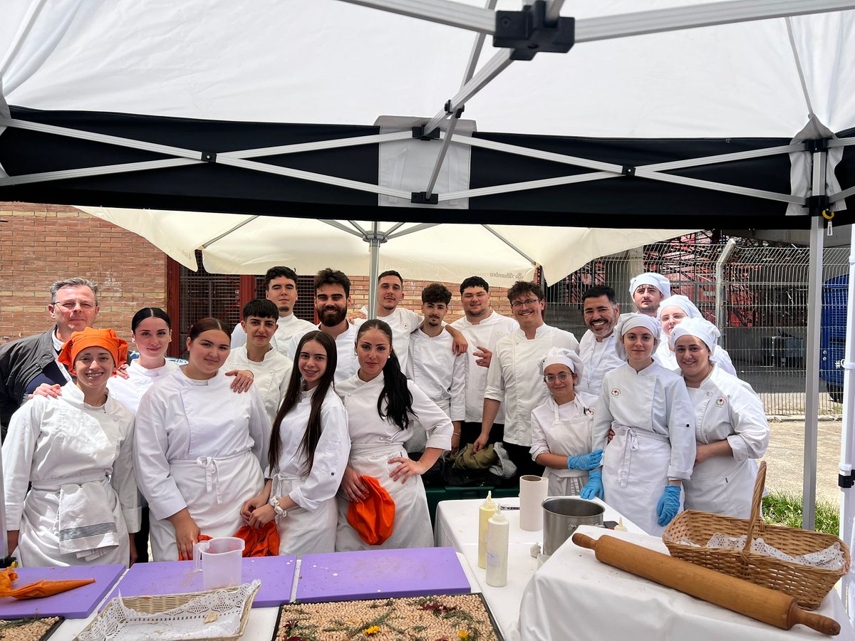 HdM1966's tweet photo. «Conoce el talento que impulsa el futuro» 🌟. Stand lleno y sensaciones espectaculares en la II Feria de FP.

Pusimos en valor nuestras familias de Hostelería y Turismo e Industrias Alimentarias. 

¡Gracias por vuestro interés! El futuro ya está aquí.🎓

📲https://t.co/3WFLhdjSpO https://t.co/CG17EZ0x1T