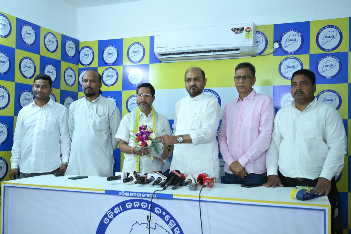 Prasantsatpathi's tweet photo. ସ୍ରୋତର ଅନୁକୂଳରେ ନୁହେଁ.. ପ୍ରତିକୂଳ ପରିସ୍ଥିତିରେ ଆଗକୁ ବଢିବାର ସ୍ୱତନ୍ତ୍ର ନିଷ୍ପତି..
ସଚୋଟତାର ସହିତ କାମ ଏବଂ ନିଷ୍ଠାପର ଉଦ୍ୟମ - ମୋ ହାତରେ.. ଫଳାଫଳ ଭଗବାନଙ୍କ ହାତରେ..
ଜୟ ଶ୍ରୀ ରାଧେ 🙏 https://t.co/A5YNOZClpk