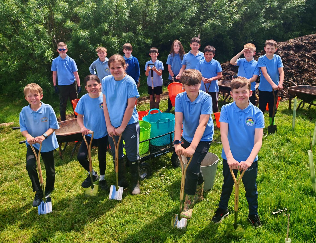 SwissValleyCP's tweet photo. Bl6 PP used the five new junior garden spades today provided by @SwissValleyPTA for their Outdoor Learning

Diolch yn Fawr 👍

#SVCPOutdoors
#SVCPGardenAllotment https://t.co/K15g4KqQk7