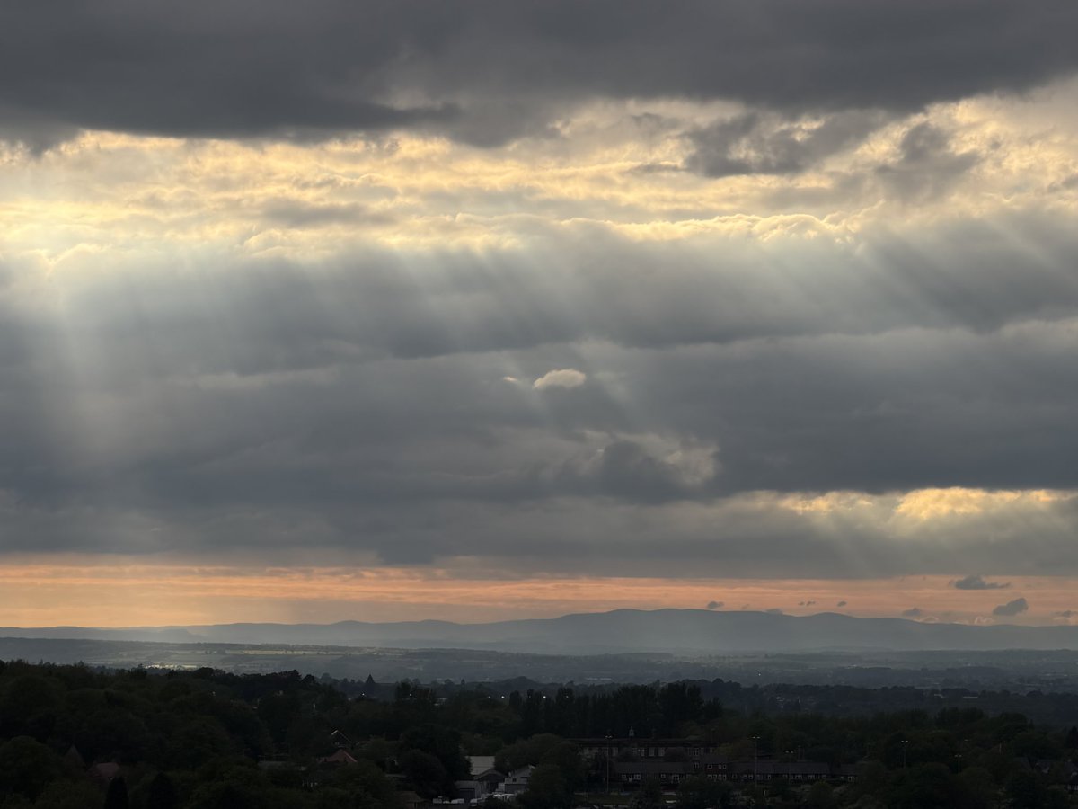 ManelRoura's tweet photo. #CrepuscularRays over #Shropshire tonight. Have a great evening https://t.co/bvGWgHH3iD