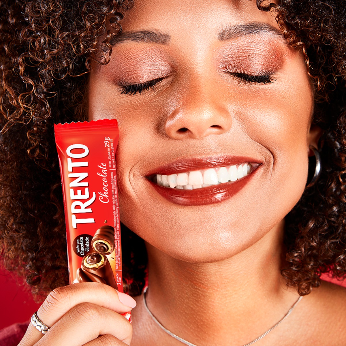 Trentooficial_'s tweet photo. Trento é Trento, só experimentando para entender o wafer crocantaço combinado com o recheosíssimo chocolate de verdade. Feito com muito cacau! https://t.co/TyfeBxH37p
